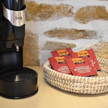 παραδοσιακη -χωριατικη κατοικια με αυλη