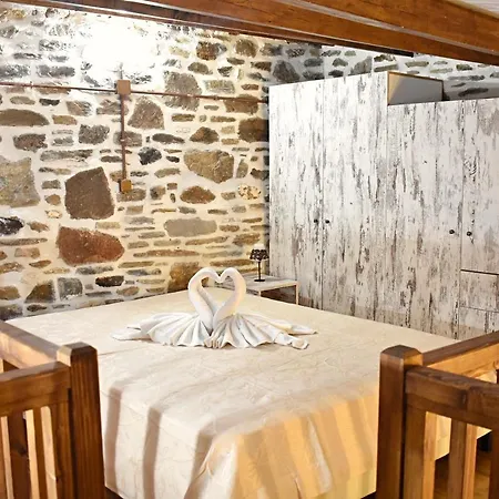 παραδοσιακη -χωριατικη κατοικια με αυλη