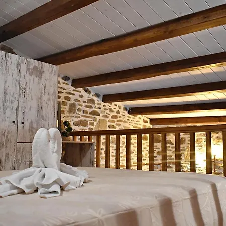 παραδοσιακη -χωριατικη κατοικια με αυλη