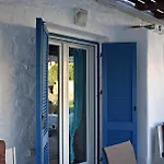 Feriehus παραδοσιακη -χωριατικη κατοικια με αυλη Kythnos
