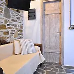 παραδοσιακη -χωριατικη κατοικια με αυλη