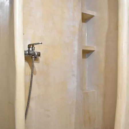 παραδοσιακη -χωριατικη κατοικια με αυλη Kithnos