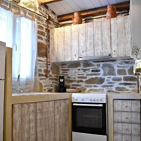 παραδοσιακη -χωριατικη κατοικια με αυλη *