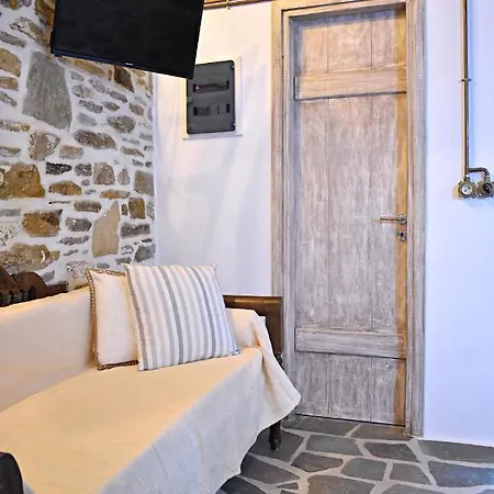 παραδοσιακη -χωριατικη κατοικια με αυλη