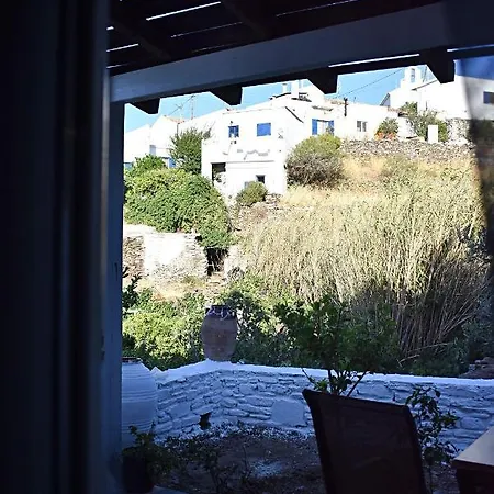 παραδοσιακη -χωριατικη κατοικια με αυλη Сasa de vacaciones *