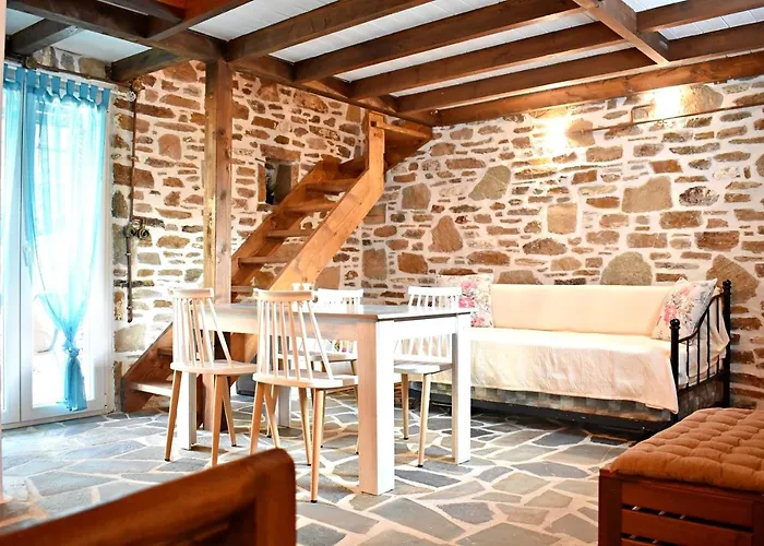 παραδοσιακη -χωριατικη κατοικια με αυλη