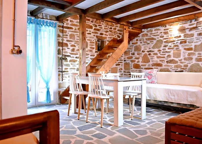 παραδοσιακη -χωριατικη κατοικια με αυλη *