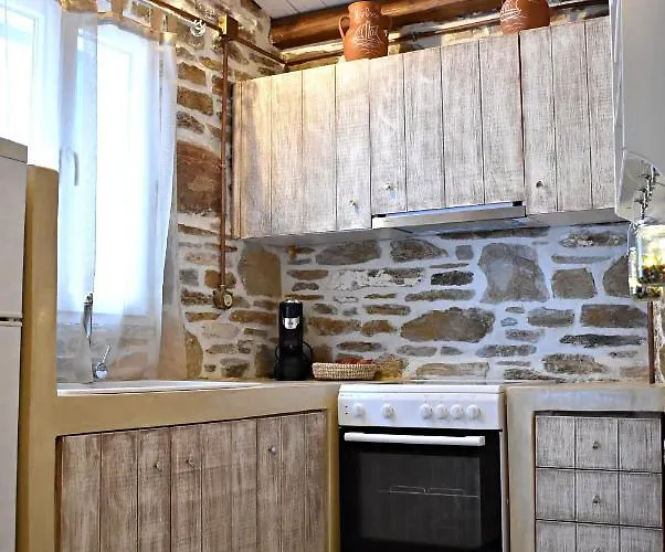 παραδοσιακη -χωριατικη κατοικια με αυλη *