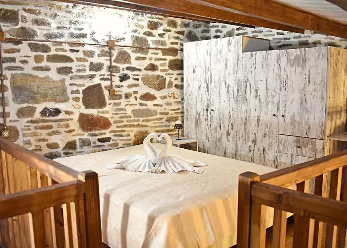 παραδοσιακη -χωριατικη κατοικια με αυλη