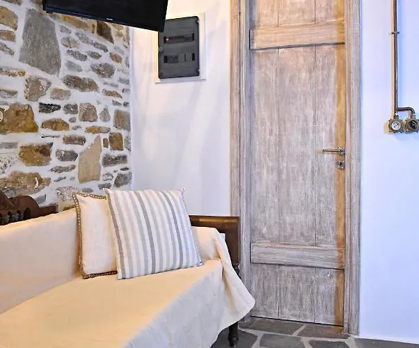 παραδοσιακη -χωριατικη κατοικια με αυλη