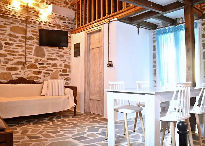 παραδοσιακη -χωριατικη κατοικια με αυλη * Kithnos